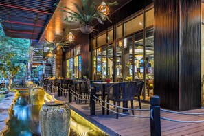 3 nhà hàng; phục vụ bữa sáng, bữa trưa và bữa tối