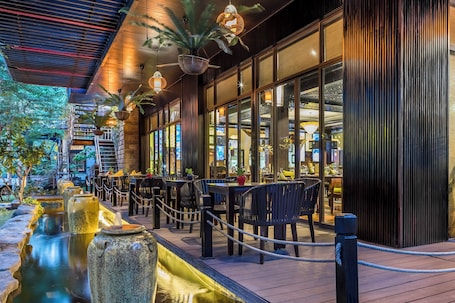 3 restaurantes, se sirve desayuno, cocina local e internacional