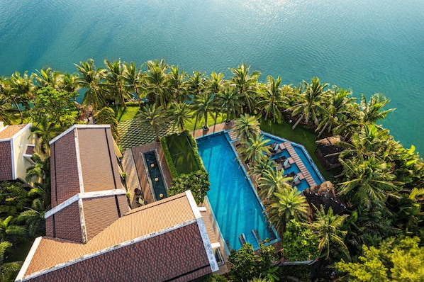 2 piscinas al aire libre, camas de piscina gratis, sombrillas