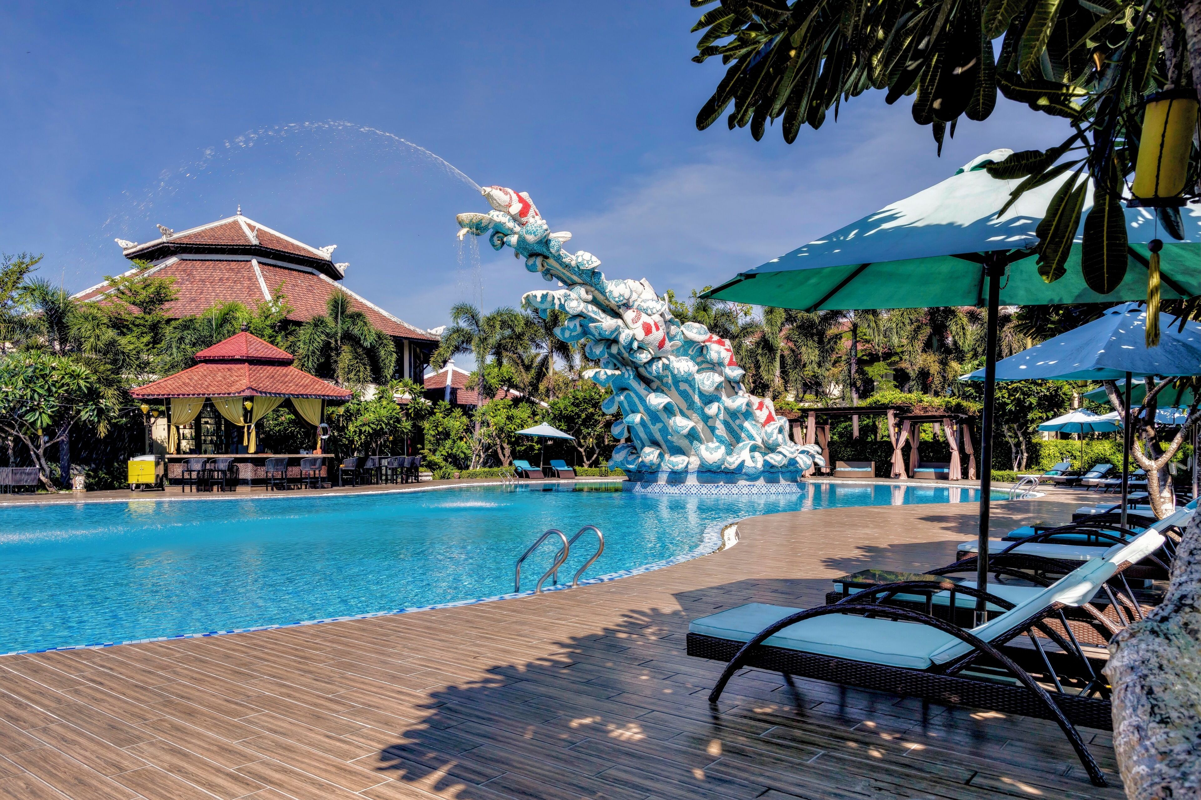 2 hồ bơi ngoài trời, mở cửa từ 8:00 đến 19:00, lều miễn phí 