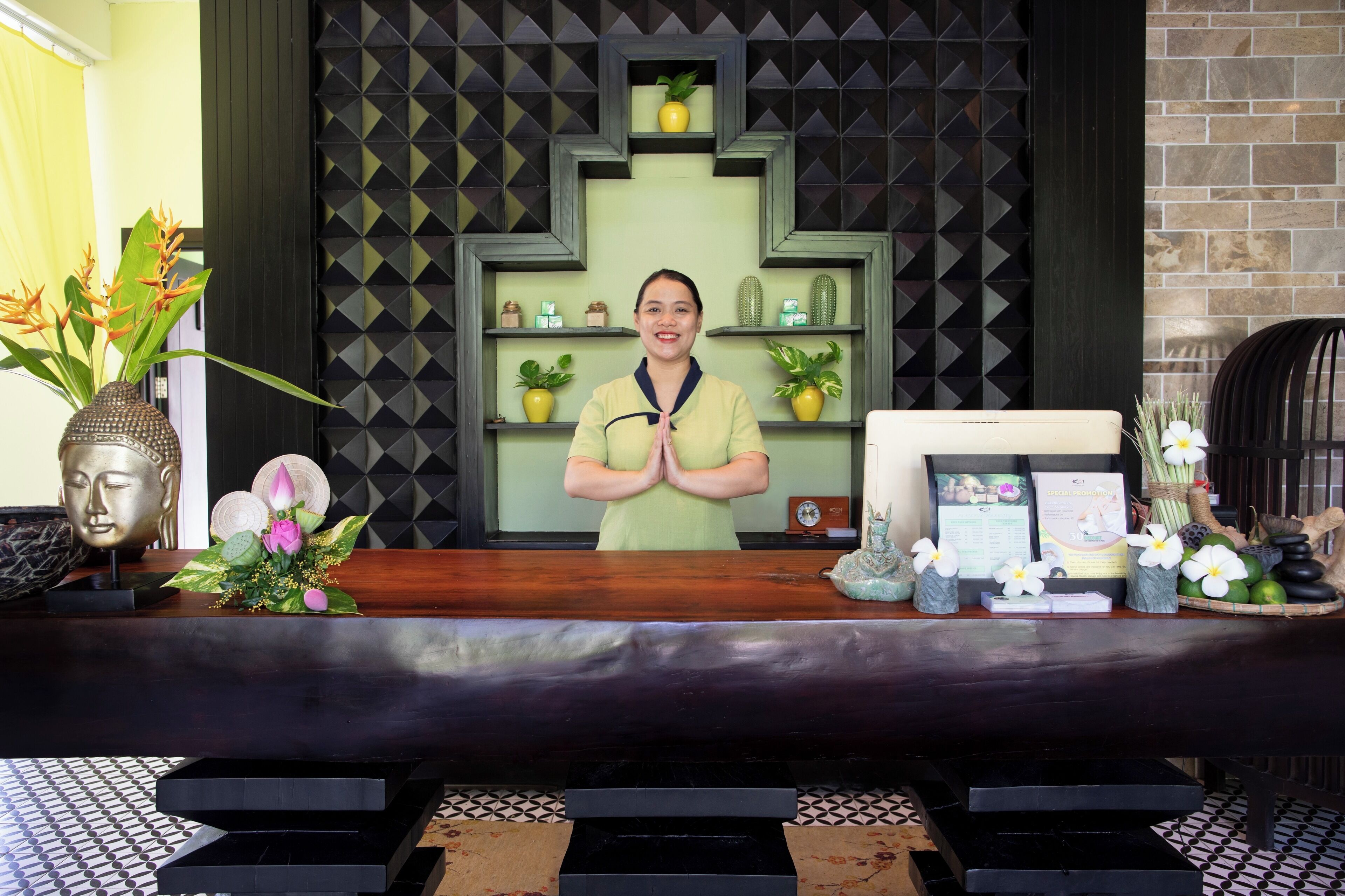 Couples treatment room(s), sauna, hot tub, steam room, body treatments