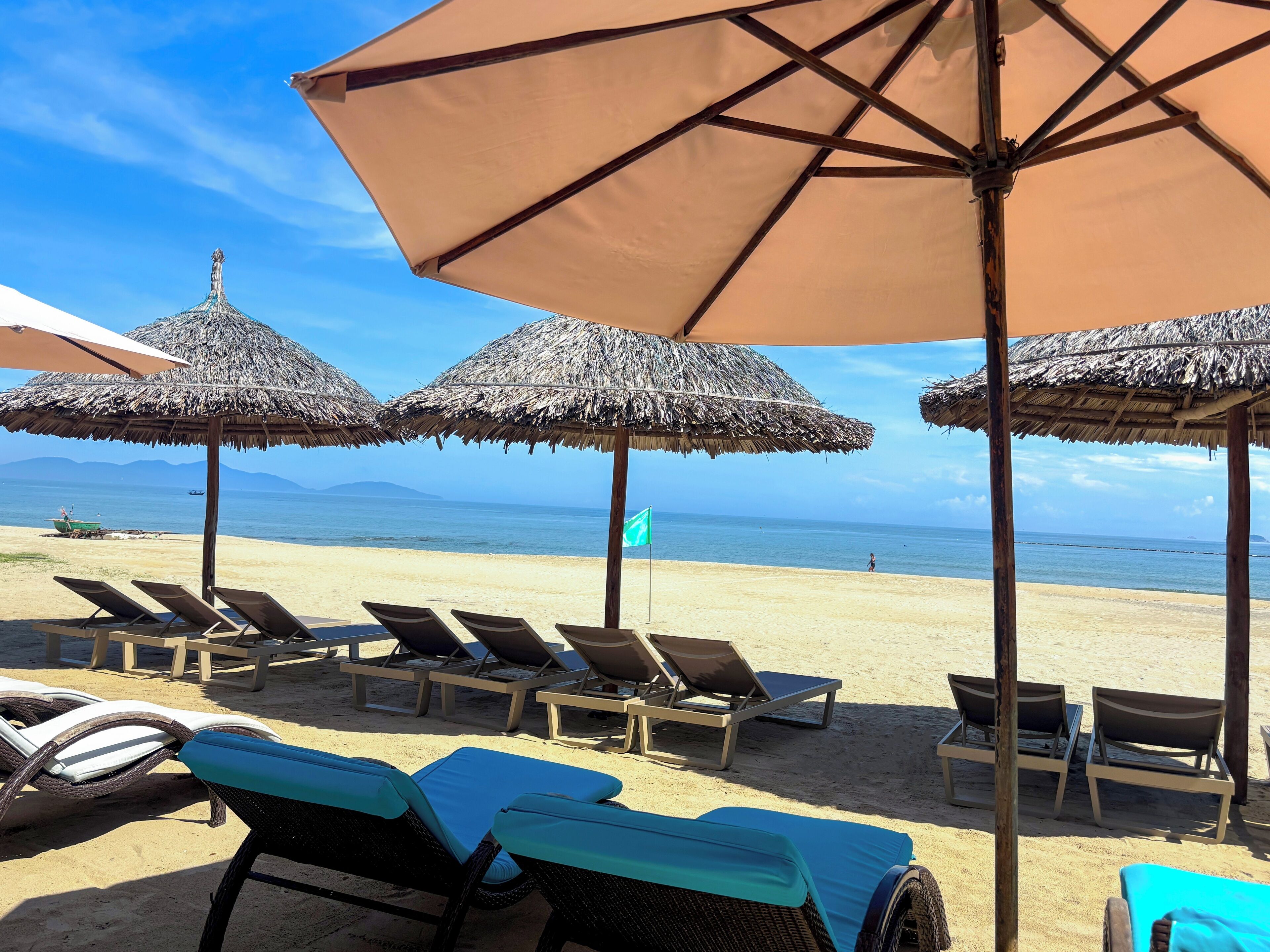 Plage privée à proximité, cabines gratuites, chaises longues, parasols