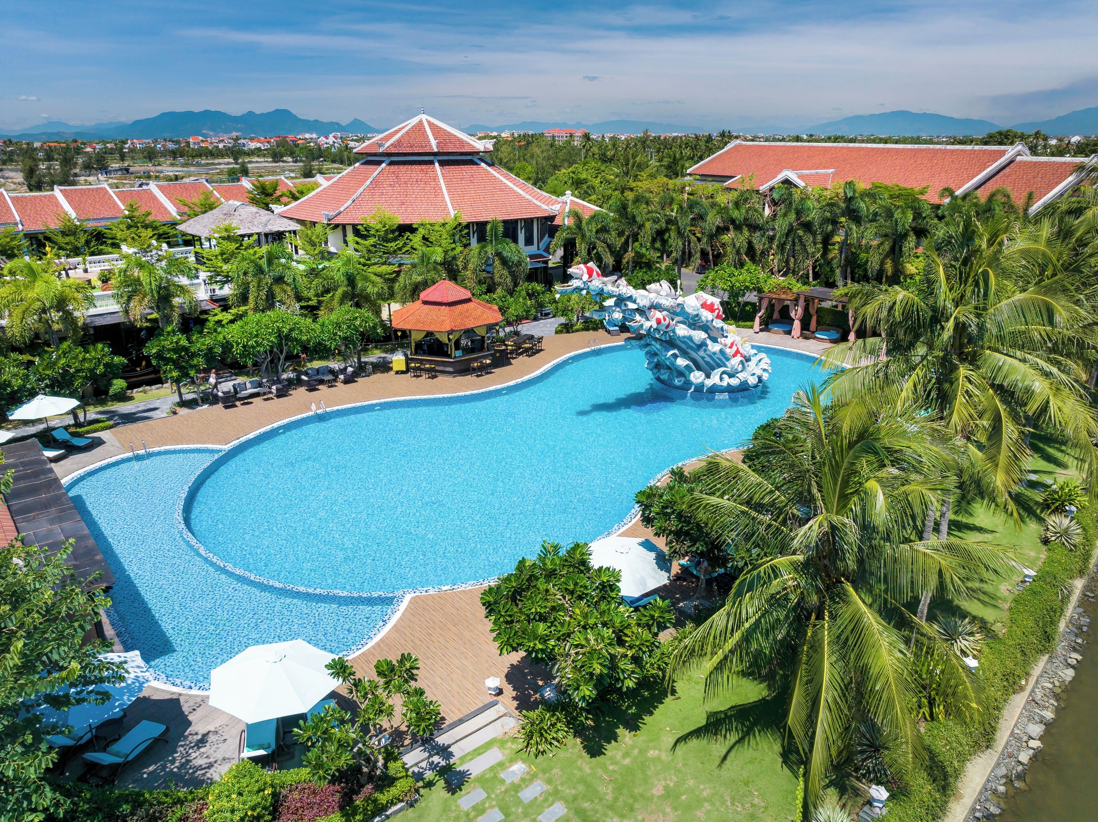 2 outdoor pools, open 8 AM to 7 PM, free pool cabanas, pool umbrellas