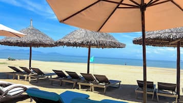 Playa privada en los alrededores, camas de playa gratuitas y camastros