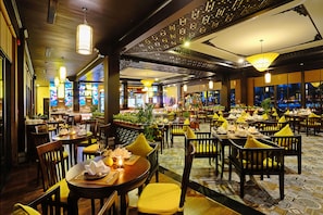 Breakfast (VND 280000 per person)