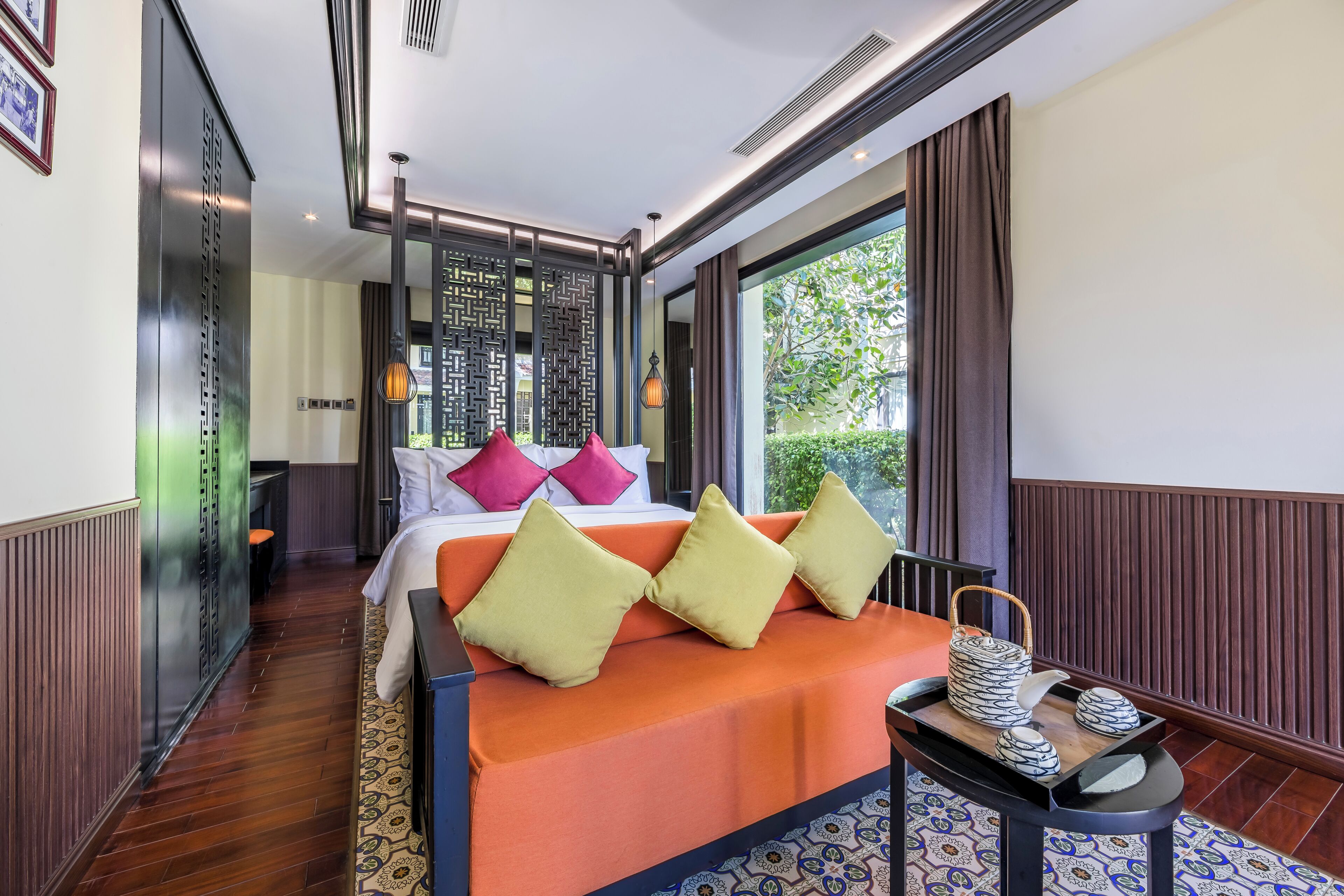 มินิบาร์, ตู้นิรภัยในห้องพัก, โต๊ะทำงาน, ผ้าม่านกันแสง