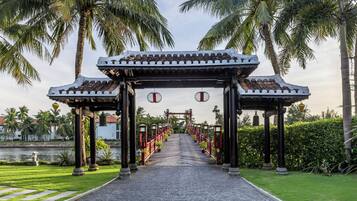 Vista frontal de la propiedad