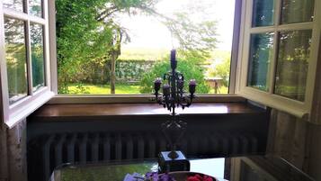 1 habitación, cubrecamas, minibar y muebles diferentes