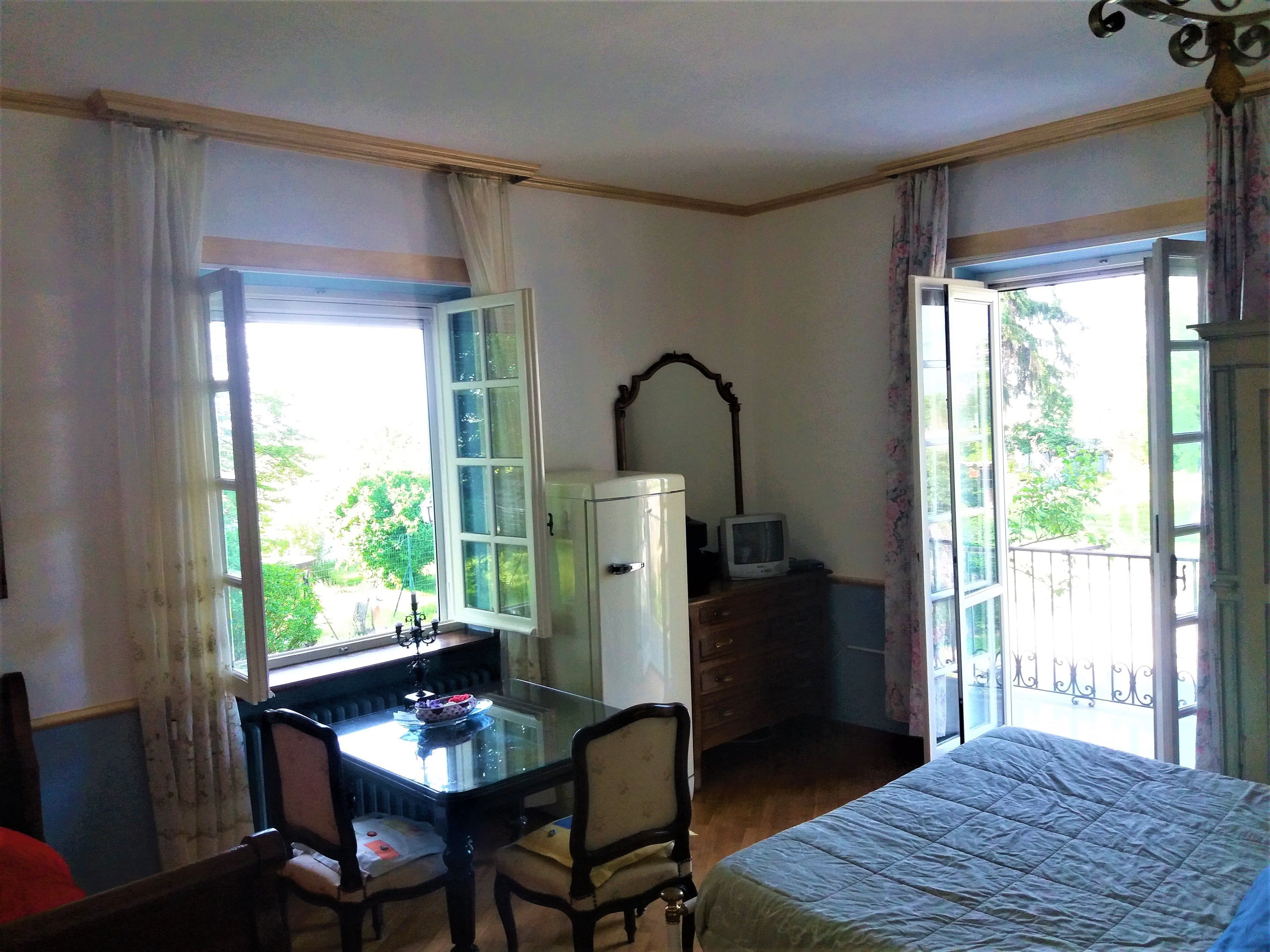 Deluxe-Dreibettzimmer, Balkon, Bergseite | 1 Schlafzimmer, Daunenbettdecken, Minibar, individuell eingerichtet