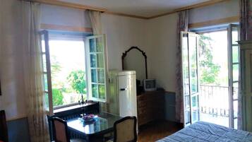 Deluxe-Dreibettzimmer, Balkon, Bergseite | 1 Schlafzimmer, Daunenbettdecken, Minibar, individuell eingerichtet