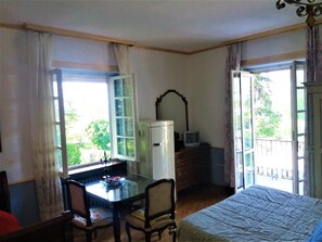 Habitación triple Deluxe, balcón, junto a la montaña | 1 dormitorio, edredones de plumas, minibar y mobiliario individual