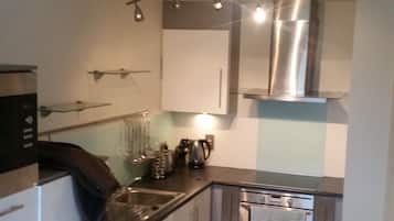 Apartment, 2 Bedrooms | Dapur peribadi | Peti sejuk/penyejuk beku saiz penuh, ketuhar gelombang mikro, ketuhar