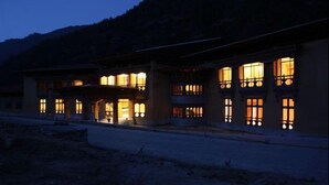 Un edificio tradicional con varias ventanas y una entrada central.