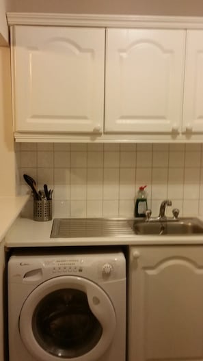 Appartement, 2 chambres | Cuisine privée | Grand réfrigérateur, micro-ondes, four, plaque de cuisson