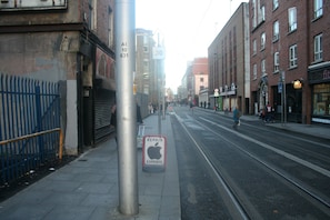 A street with a metal pole, a closed shop, and a sign for 'REPAIR EXPERTS'. - Jervis Place Apartment (Dublin)