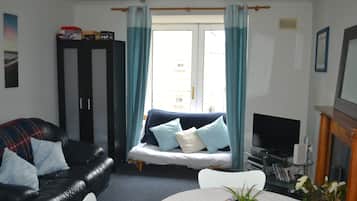 Apartamento, 2 quartos | Área de estar | TV 42 polegadas com canais a cabo, DVD player