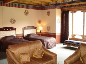 Deluxe-Doppel- oder -Zweibettzimmer, 1 Schlafzimmer | Zimmersafe, Schreibtisch, Zustellbetten, kostenloses WLAN