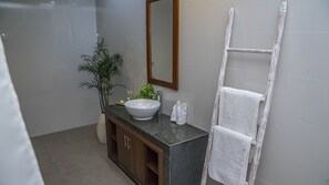 Shower, free toiletries, hair dryer, towels - Villa Safeer Bali (Canggu)