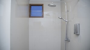 Regadera, amenidades de baño gratuitas, secadora de cabello, toallas 