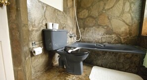 Deluxe kamer, 1 twee- of 2 eenpersoonsbedden, uitzicht op tuin | Badkamer | Een douche, gratis toiletartikelen, handdoeken