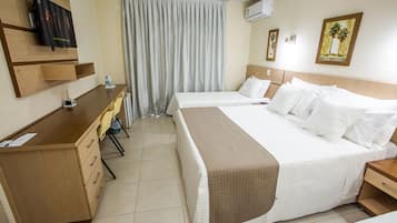 Minibar, escritorio, cortinas blackout y tabla de planchar con plancha
