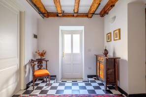 Apartment, 2 Schlafzimmer, Erdgeschoss | Wohnbereich | Flachbildfernseher, Fußbodenheizung