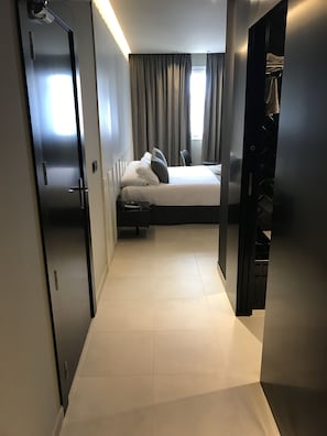 Einzelzimmer | Minibar, Zimmersafe, Verdunkelungsvorhänge, schallisolierte Zimmer