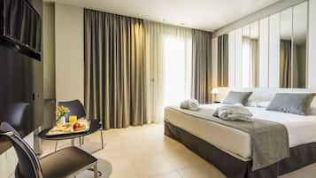 Double Room, Terrace | Minibar, in-room safe, blackout curtains, soundproofing