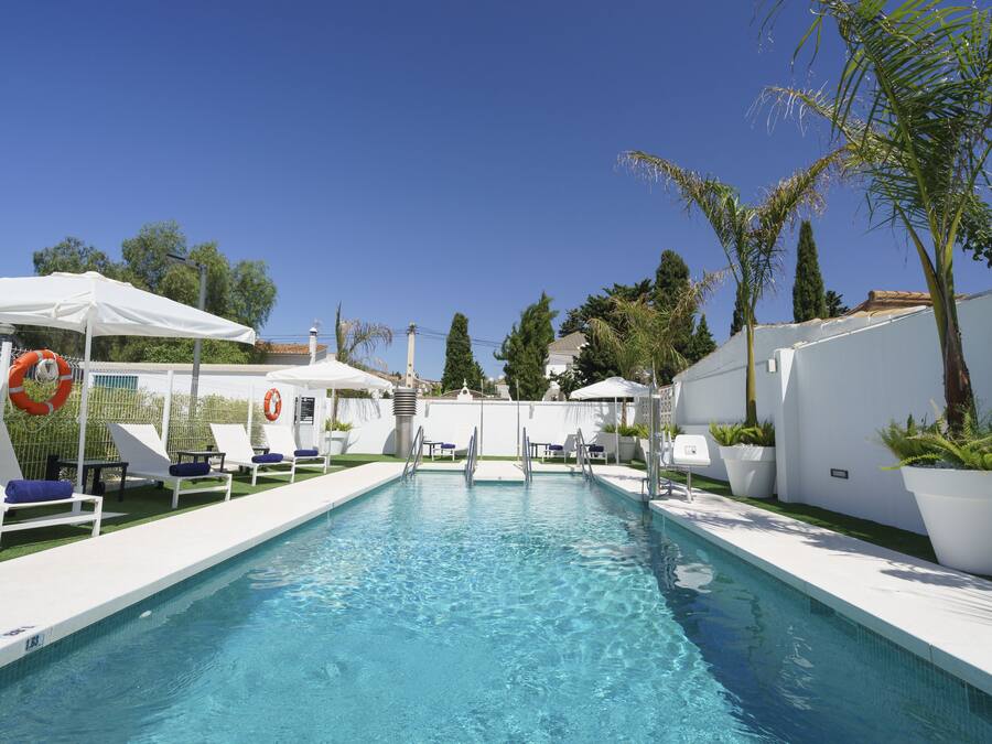 Seasonal outdoor pool, pool umbrellas, sun loungers