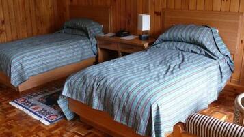 Chambre Deluxe Double ou avec lits jumeaux | Lits pliants/supplémentaires gratuits, Wi-Fi gratuit