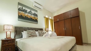 Una cama bien tendida con sábanas blancas, un cabecero de madera y una pintura de un paisaje urbano sobre ella.