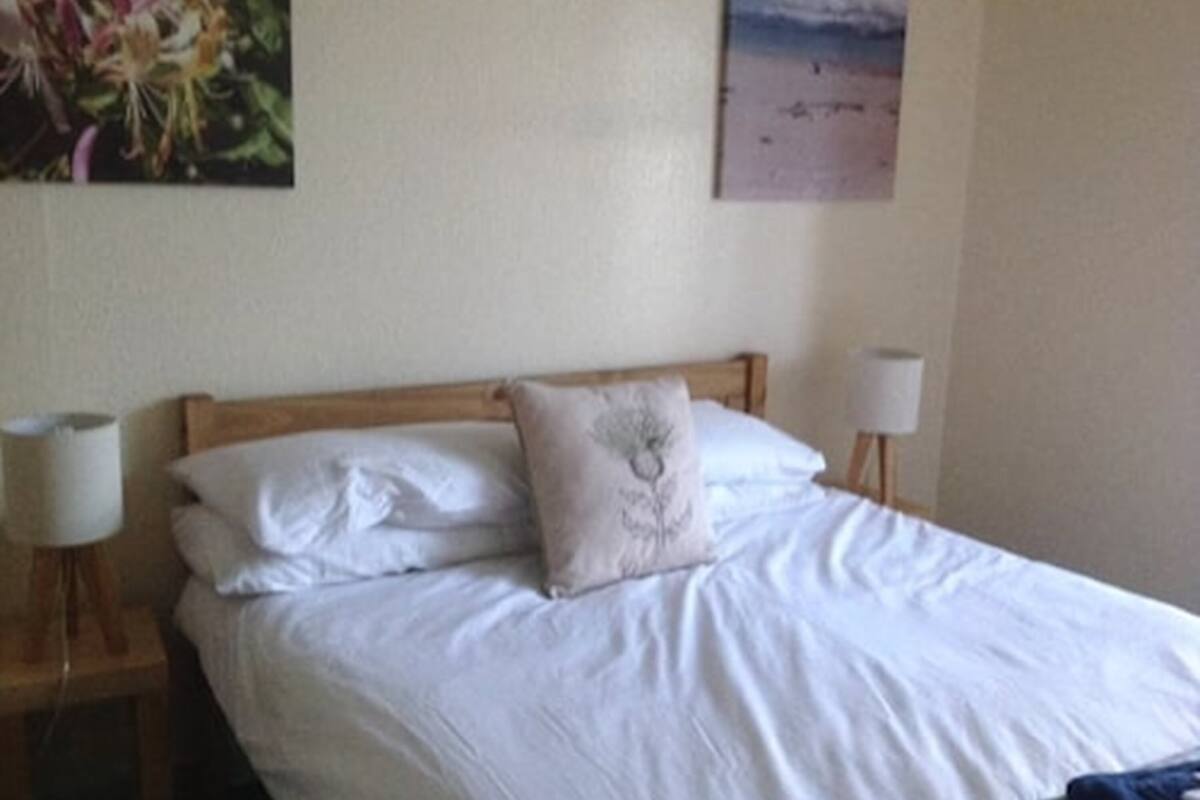 Standard Double Room (Thistle) | Iron/ironing board, free WiFi