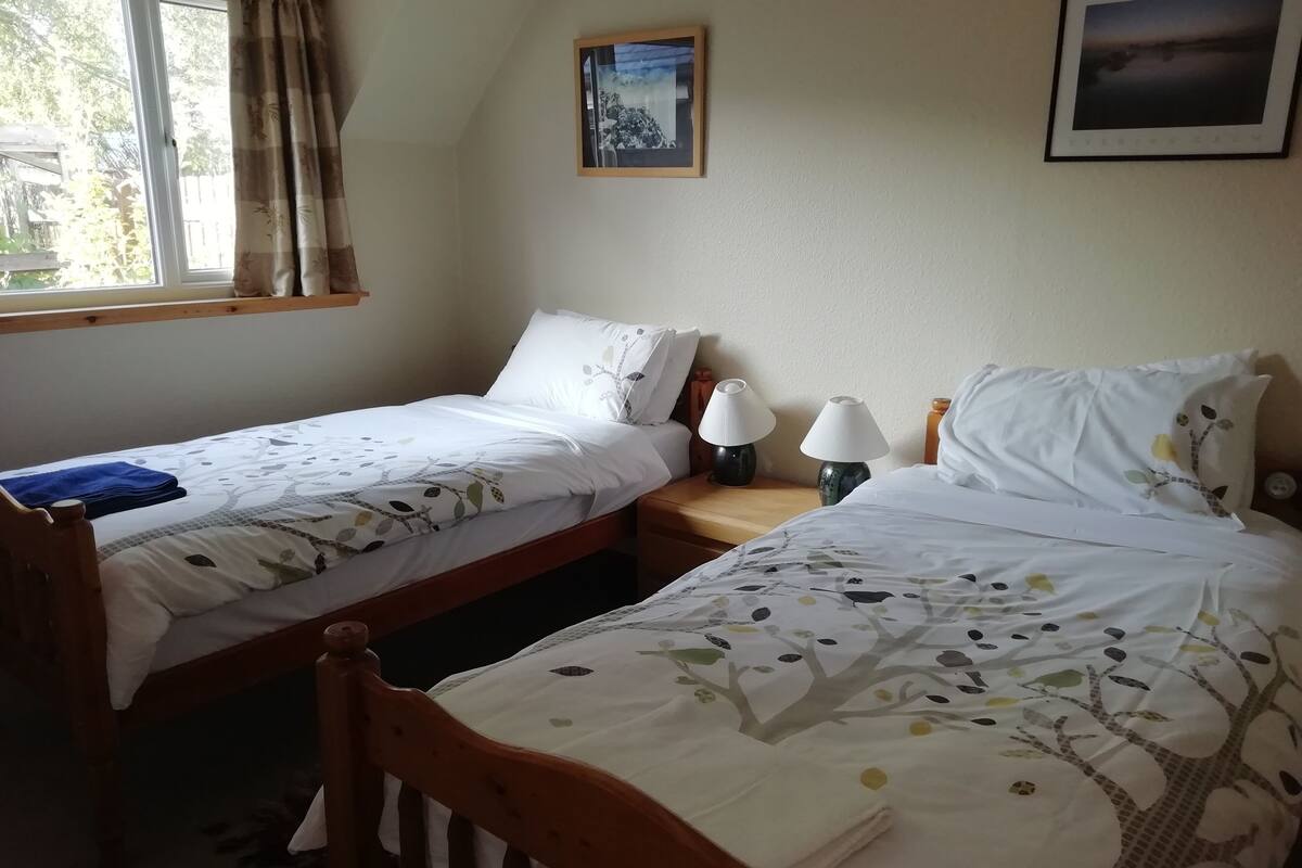 Standard Twin Room (Black Sheep) | Iron/ironing board, free WiFi