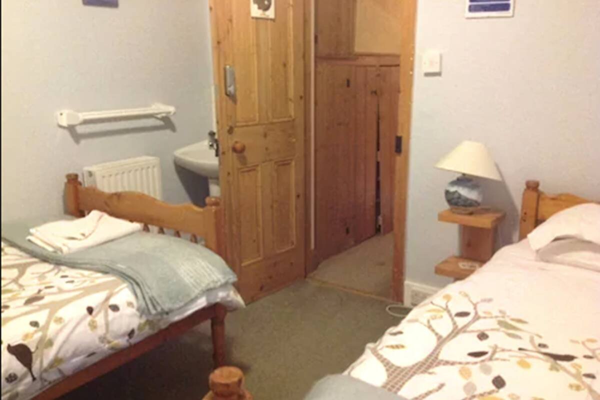 Standard Twin Room (Capercaillie) | Iron/ironing board, free WiFi