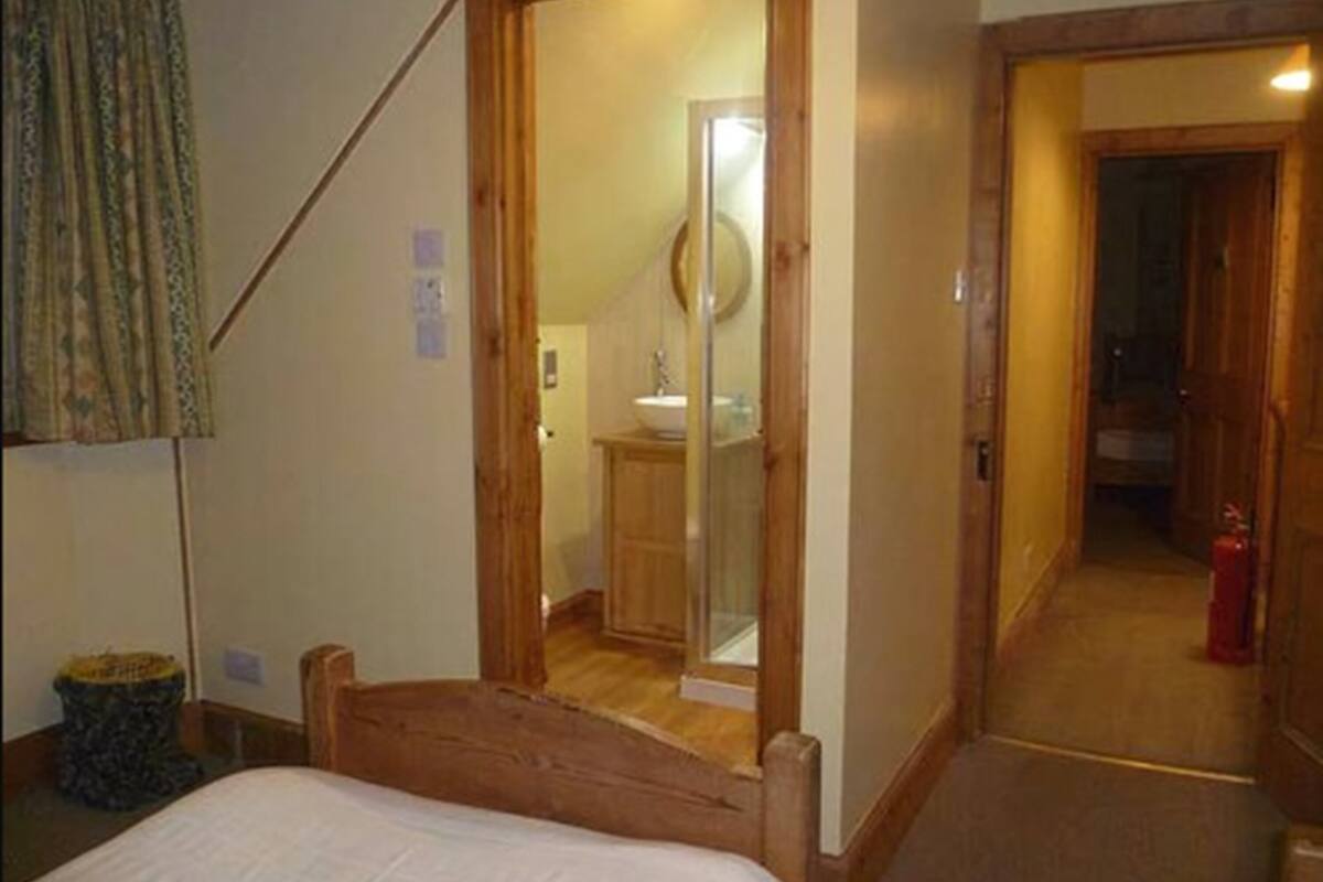 Standard Twin Room, Private Bathroom | Iron/ironing board, free WiFi