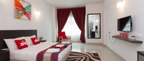 Bureau, fer et planche à repasser, lits pliants/supplémentaires