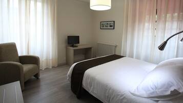 Una scrivania, tende oscuranti, Wi-Fi gratuito