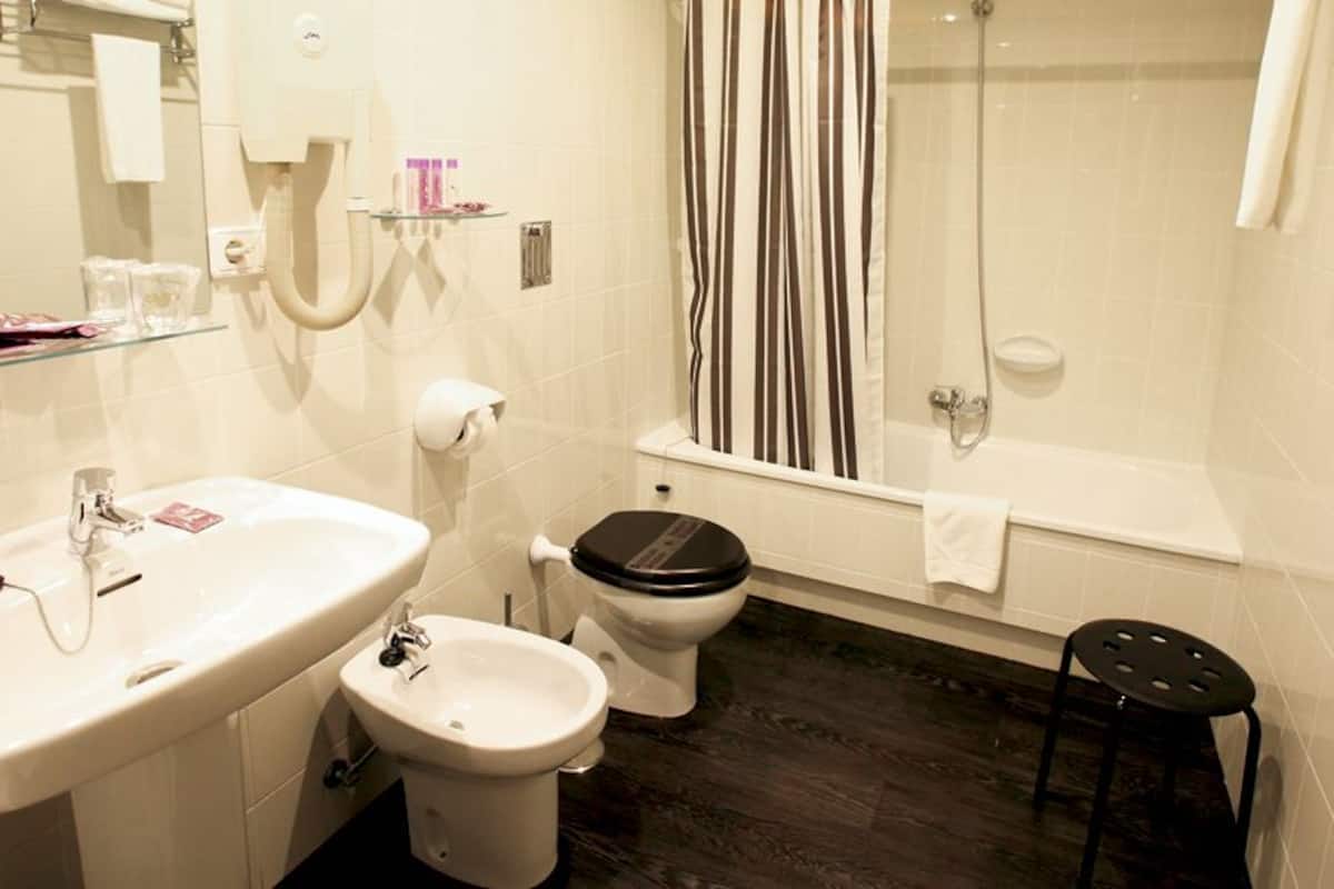 bathtub, free toiletries, hair dryer, towels