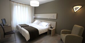 办公桌、遮光窗帘、免费 WiFi