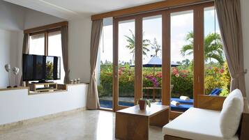 One Bedroom Villa with Private Pool | Area keluarga | TV layar datar