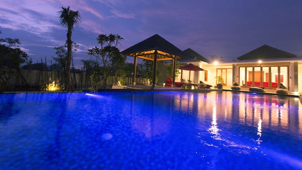 A swimming pool with a gazebo and a building with a red roof. - Villa CinCin (Canggu)