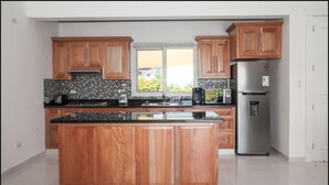 2 bedroom House SOV 14 | ครัวส่วนกลาง | เครื่องชงกาแฟ/ชา, ตู้เย็น, ไมโครเวฟ, เตาอบ
