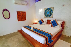 Sengetøy av topp kvalitet, minibar, skrivebord og lydisolert