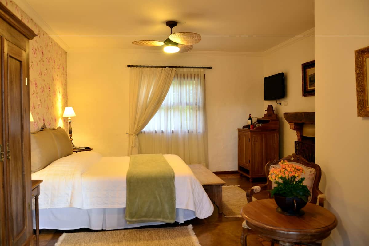 Habitación, bañera de hidromasaje | Minibar, cortinas opacas, wifi gratis y ropa de cama