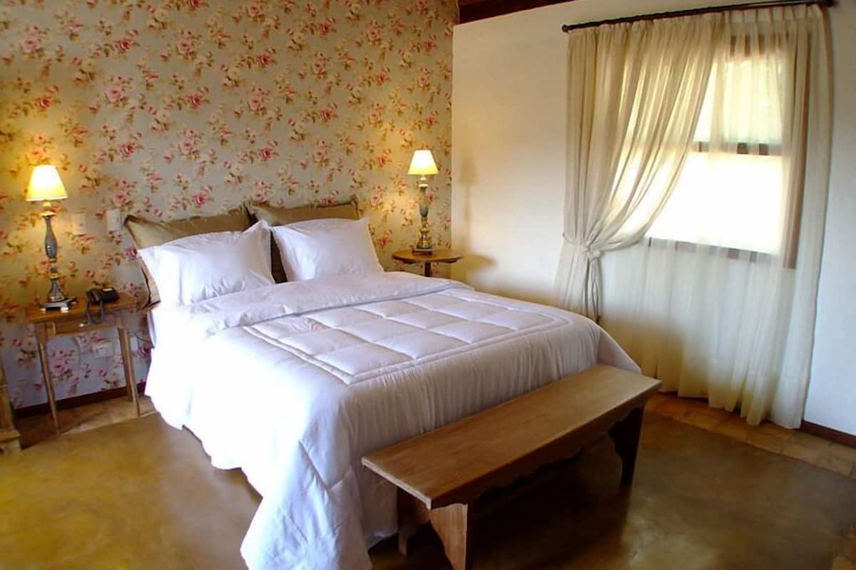 Minibar, cortinas opacas, wifi gratis y ropa de cama