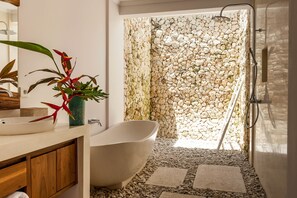 Luxury-Villa, 2 Schlafzimmer, Gartenblick, zum Garten hin | Badezimmer | Badewanne und Dusche (separat), kostenlose Toilettenartikel