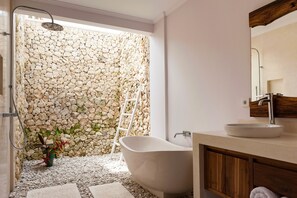 Villa luxueuse, 2 chambres, vue sur le jardin | Salle de bain | Baignoire et douche séparées, articles de toilette (gratuits)