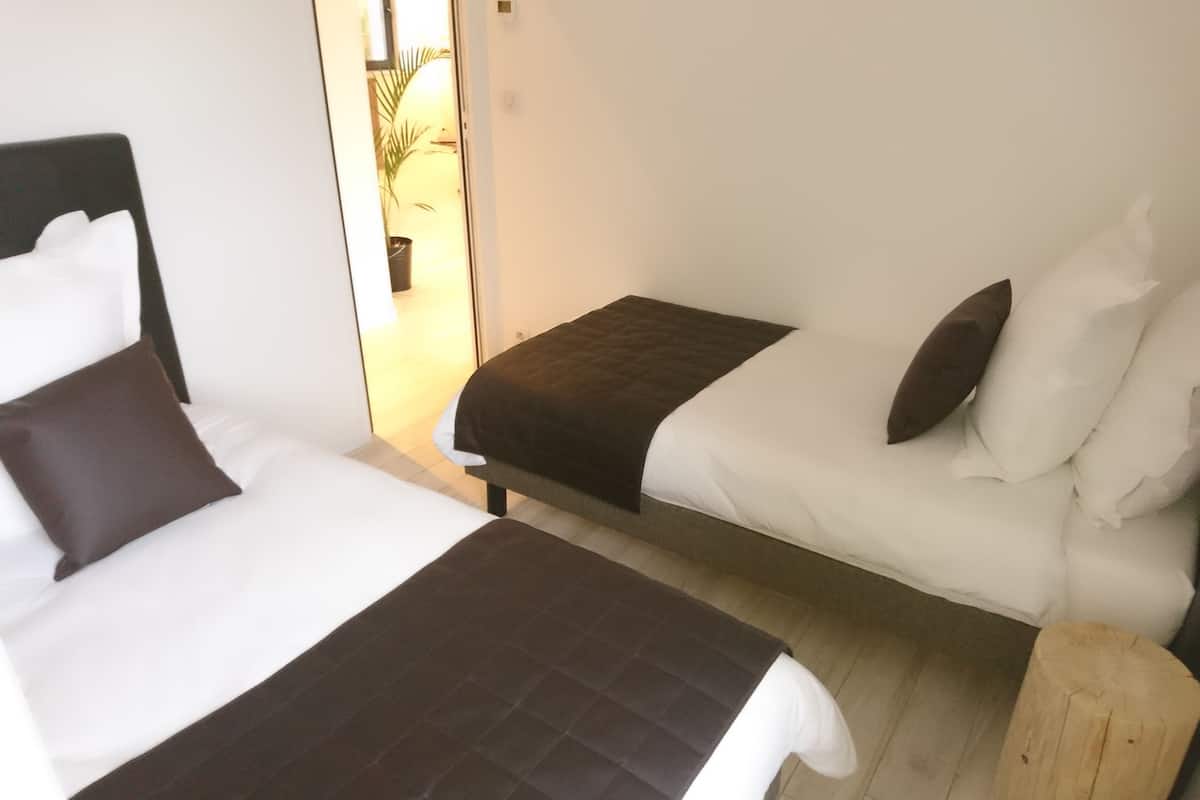 Superior-Penthouse, 2 Schlafzimmer, Terrasse, zum Garten hin | Zimmersafe, schallisolierte Zimmer, kostenlose Babybetten, Zustellbetten