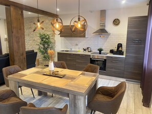Superior penthouse, 2 slaapkamers, terras, tuin | Privékeuken | Een koelkast, een magnetron, een oven, een kookplaat