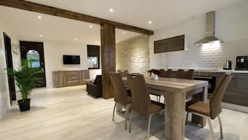 Superior penthouse, 2 slaapkamers, terras, aan tuin | Dineren op de kamer